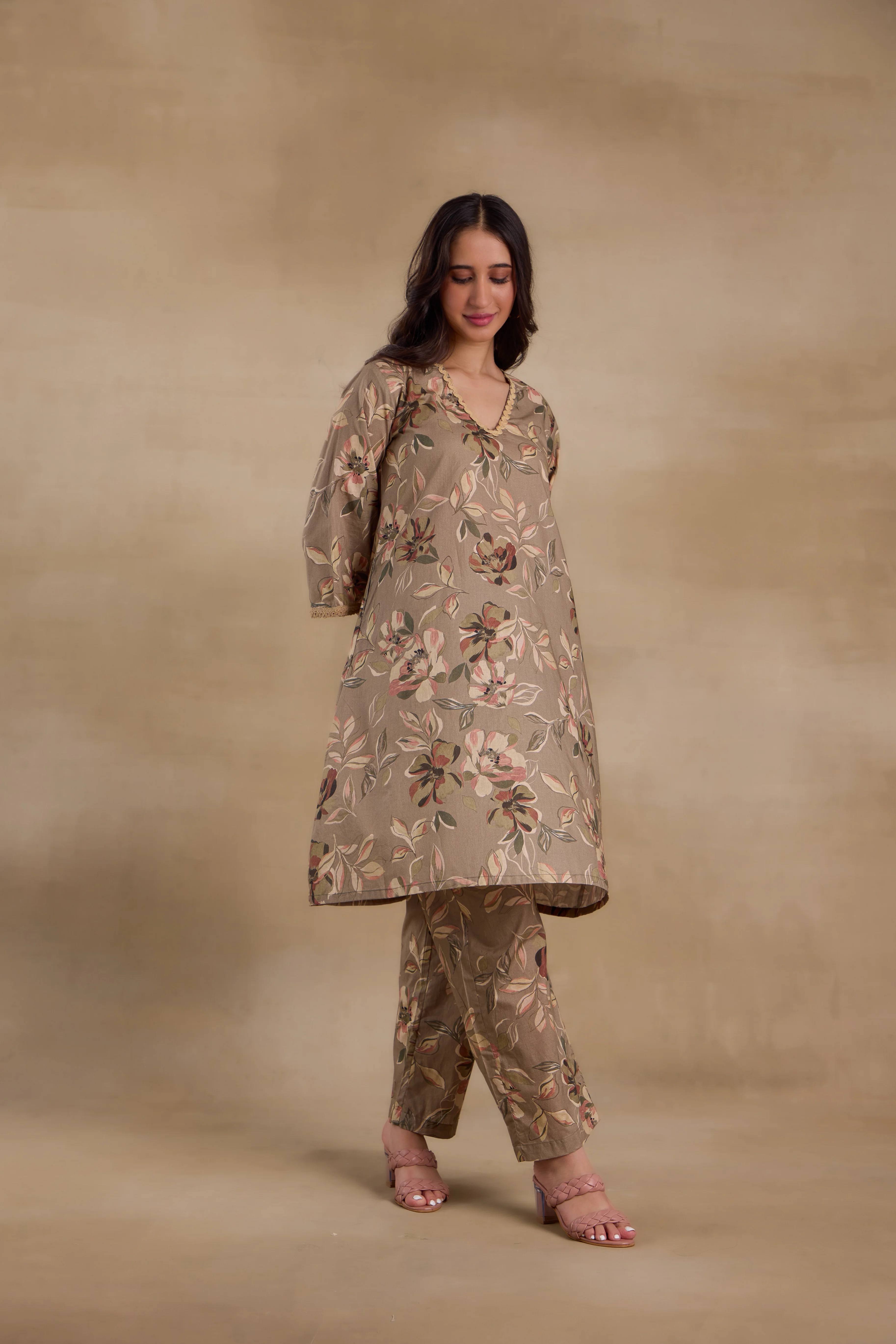 Alaya Premium Cotton Green Floral Kurta Set - Image 4