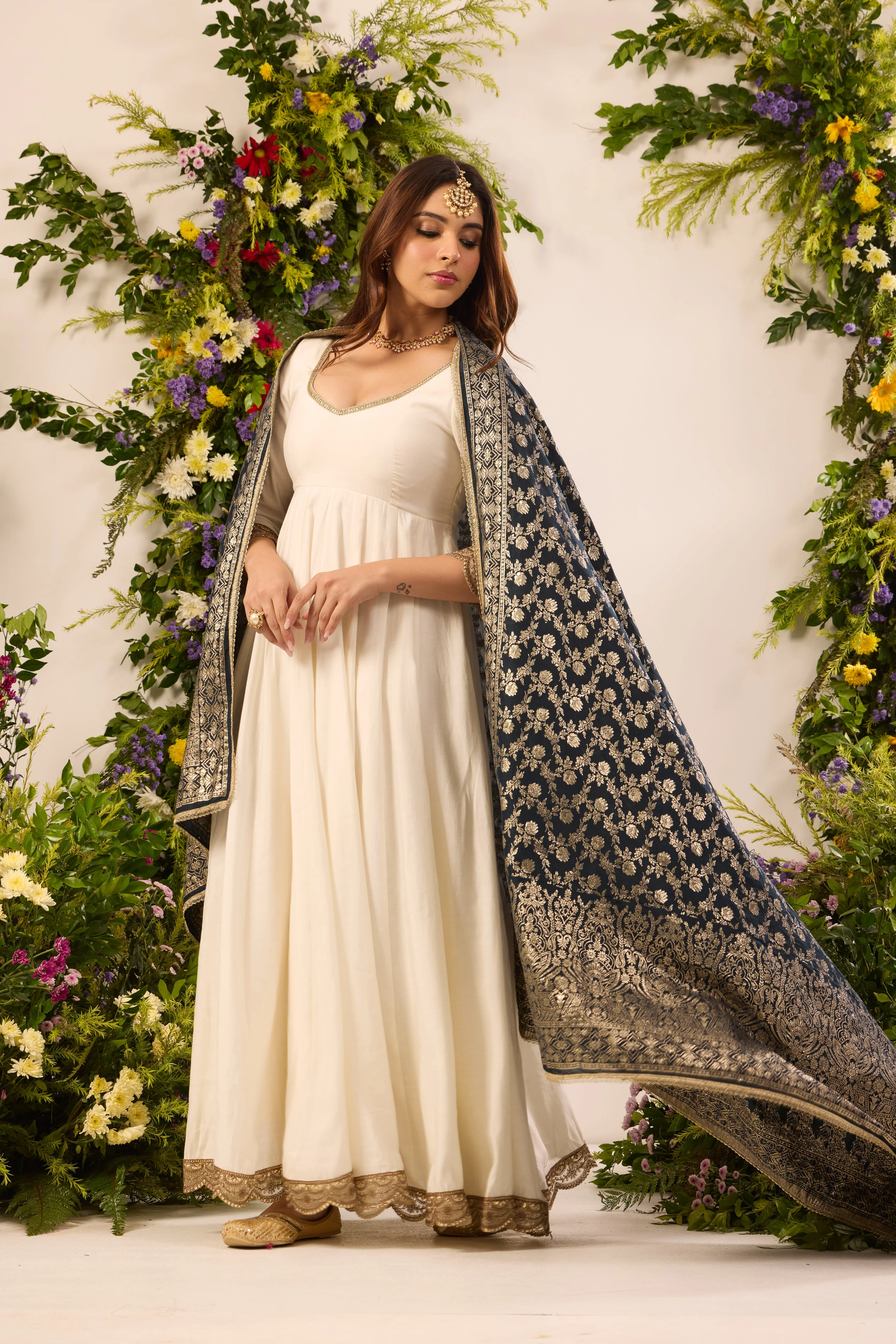 Mastaani Classic Ivory Anarkali Set - Blue Dupatta - Image 4